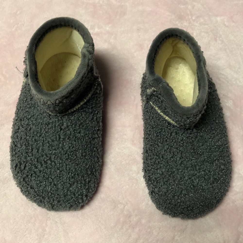 EUC Madein Kids house shoes. Size 24/25 (converts to 8-8 1/2).  Unisex